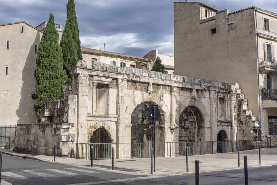 Francia - Nimes 018 - Puerta de Augusto.jpg